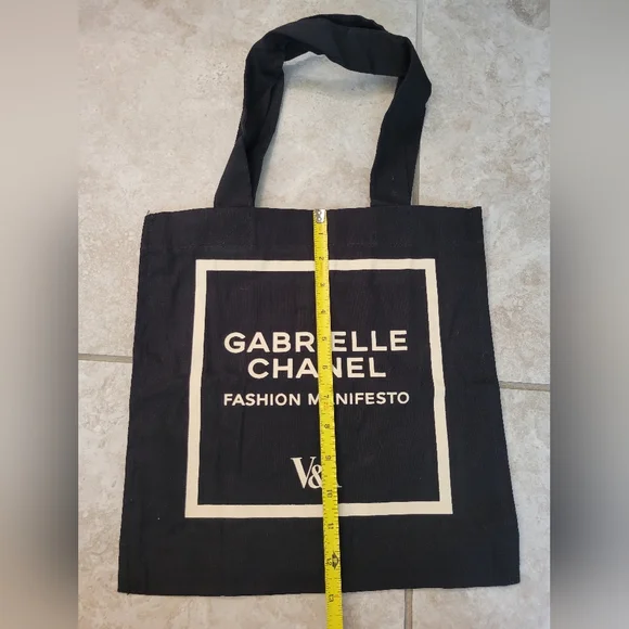 V&A Gabrielle Chanel. Fashion Manifesto natural tote bag - Picture 2 of 4